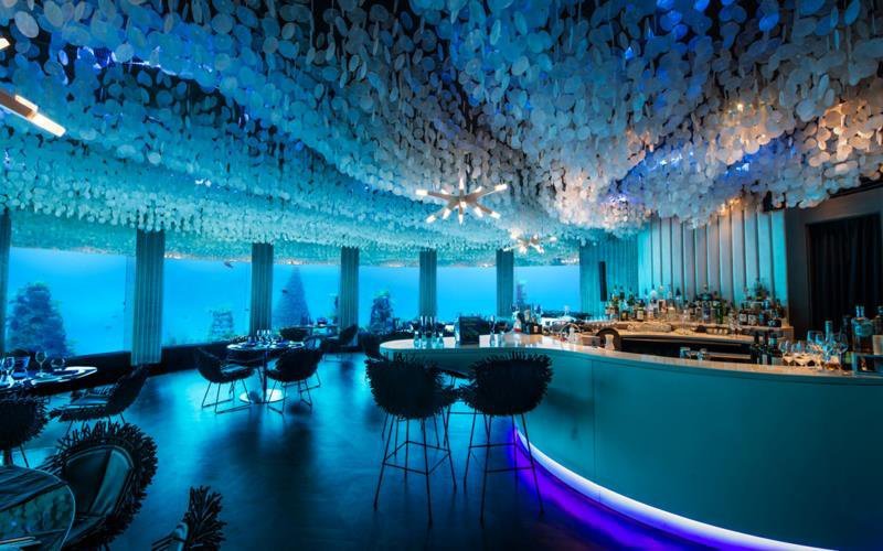 A Maldív-szigeteken található a világ első víz alatti bárja