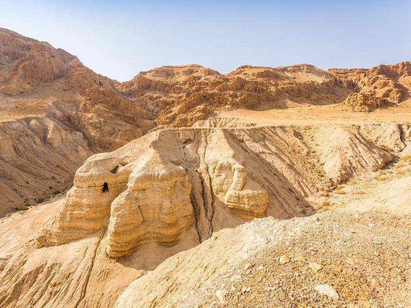 Qumráni sziklabarlangok a Holt-tenger közelében