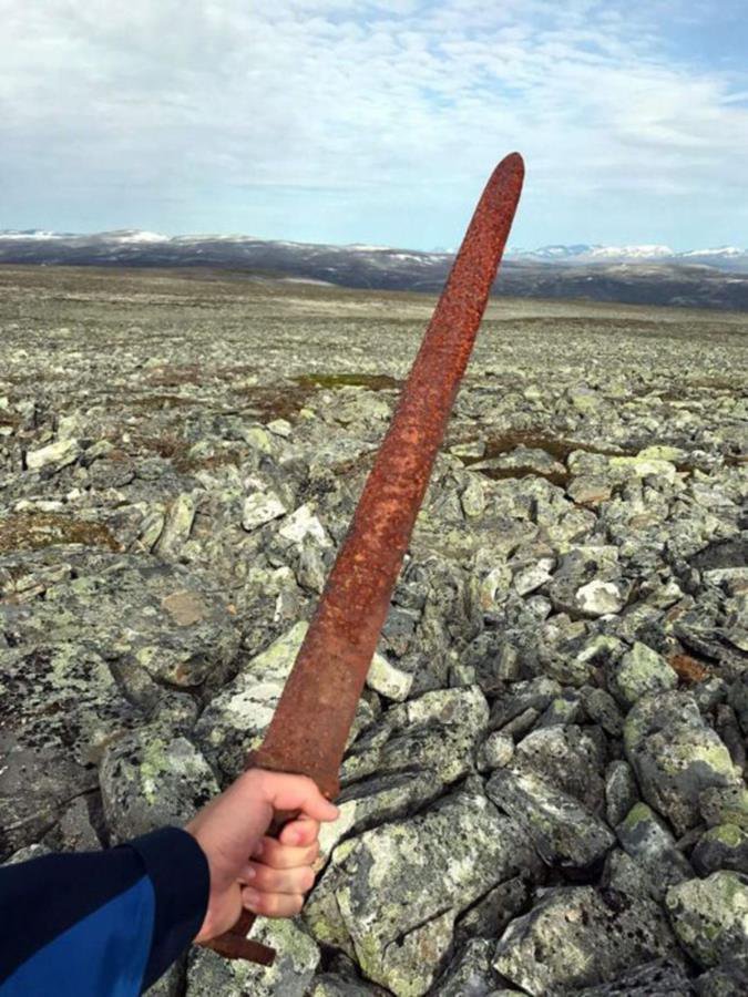 Ezer éves viking kard