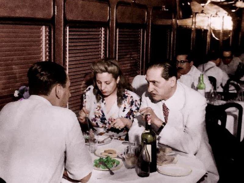 Vonaton vacsorázik a Perón házaspár