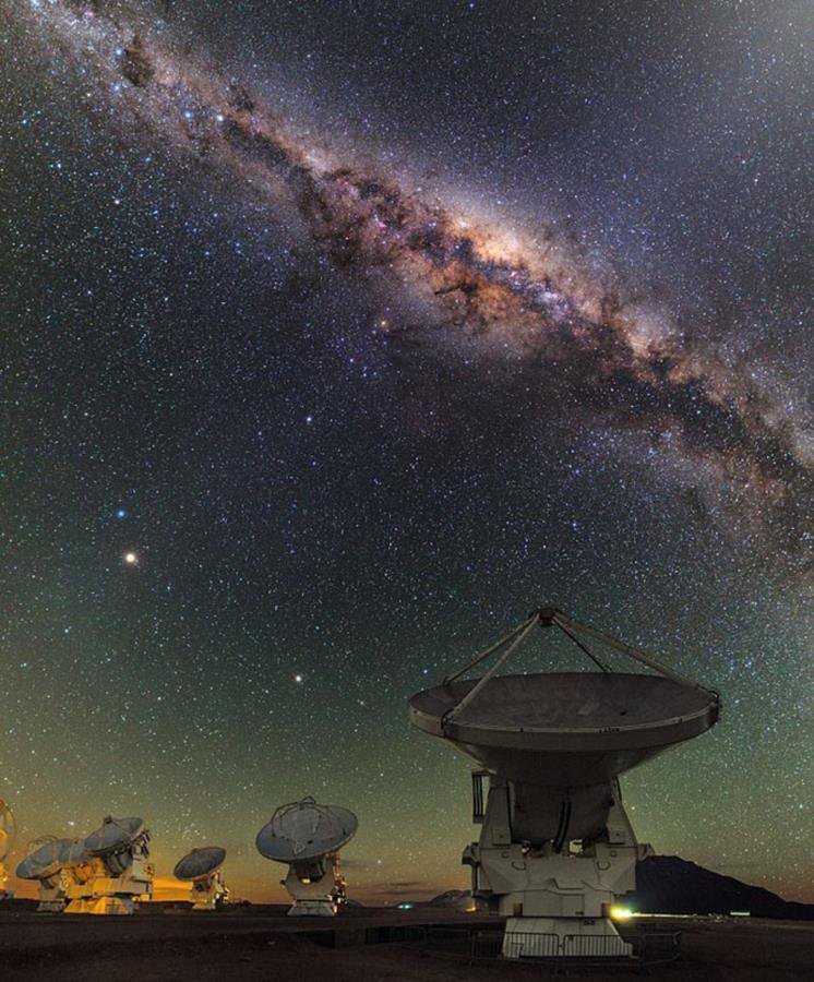 Rádióteleszkópok kémlelik a tiszta égboltú éjszakában az űr mélységeit